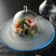 季節ごとに内容が変わります。料理長の繊細な感性が、食材の旬を活かした一品へと昇華。春は繊細さと優美さ、夏は清々しさと爽やか、秋は深みと豊かさ、冬は温かみと濃厚さを追求しています。