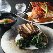 旬の魚介類や最高級の食材にこだわりを持っています。伊勢海老や鮑は活きたまま仕入れ、使用する日に新鮮な状態から調理を開始。また、黒毛和牛や神戸牛など、食材の質に対する徹底したこだわりが感じられます。