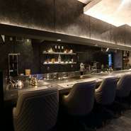 鉄板を使い匠の技で料理をつくりながらも、親しみやすくリラックスして過ごしてもらえるような環境であることを大切にしている平田氏。親しく話しかけられることも歓迎しています。