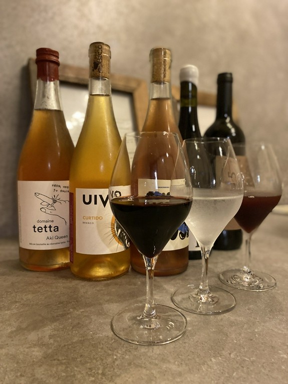 20種以上のグラスを取り揃えるナチュラルワイン