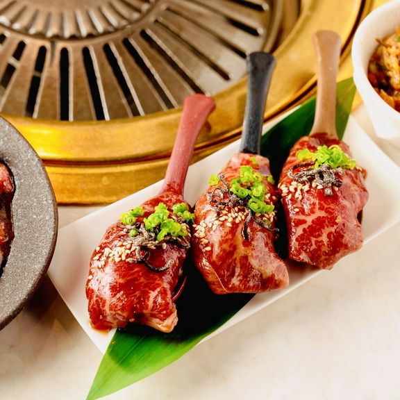 一口で幸せが口いっぱいに広がる！絶品『肉寿し（3貫）』