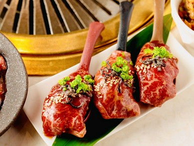 一口で幸せが口いっぱいに広がる！絶品『肉寿し（3貫）』