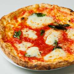 赤・白・緑が美しいコントラストを生み出す王道の逸品『マルゲリータ』