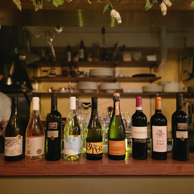 料理を引き立てる豊富なグラスワイン