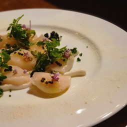 帆立のマリネとオシェトラキャビア　根セロリムース