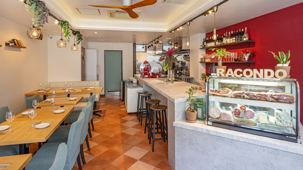 赤をアクセントにした、愛らしい雰囲気が魅力のお店