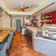 赤をアクセントにした、愛らしい雰囲気が魅力のお店