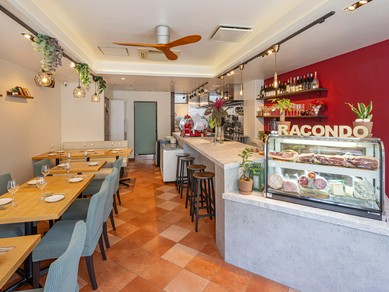 赤をアクセントにした、愛らしい雰囲気が魅力のお店