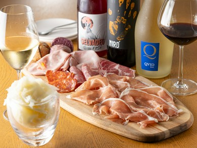 イタリア産を中心に約50種ほど取り揃えられたワイン