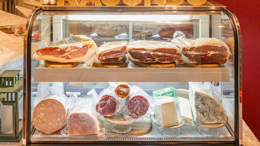 人気の生ハム＆サラミはTAKE OUTも可能