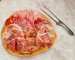 世界各国の味わいを満喫『名物！生ハム・サラミ・加熱ハムの全10種盛り合わせ』