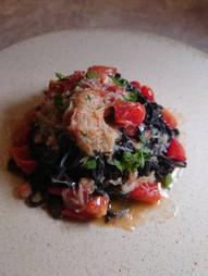 ズワイ蟹とチェリートマトのソース  イカ墨のタリオリーニ         