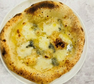 こだわりの小麦粉で丁寧に仕込む人気の『ピッツア』