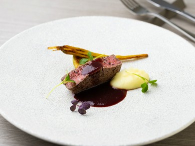 選び抜かれた世界の美酒が、料理の存在を引き立てる