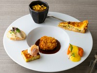 フレンチの技が織りなす季節の逸品に、一口サイズのメンチカツなど、さまざまな味わいを少しずつ楽しめる盛り合わせ。手間を惜しまず一つ一つ丁寧に組み立てられた料理は、いずれも料理人自慢の逸品です。