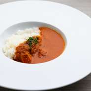 コースの終盤に提供される、パプリカを使った小さなカレー。辛みはほとんどなく、口当たりはすっきりとした印象。コースを満喫した後に、心地良い余韻を与えてくれます。