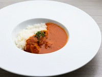 コースの終盤に提供される、パプリカを使った小さなカレー。辛みはほとんどなく、口当たりはすっきりとした印象。コースを満喫した後に、心地良い余韻を与えてくれます。