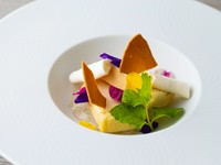 コースの締めくくりには、季節のフルーツを使用したデザートを提供。写真は『ブラッドオレンジのパルフェ　ローズマリーのジュレ添え』。季節感あふれるさっぱりとした一皿で、最後の一口まで楽しませてくれます。