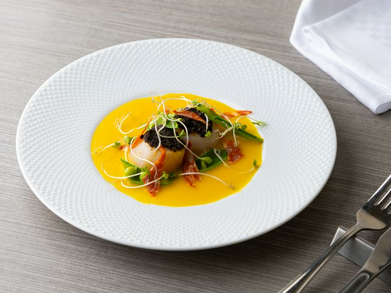 温前菜 かぼちゃのソースとほたて貝のポアレ 黒オリーブ添え