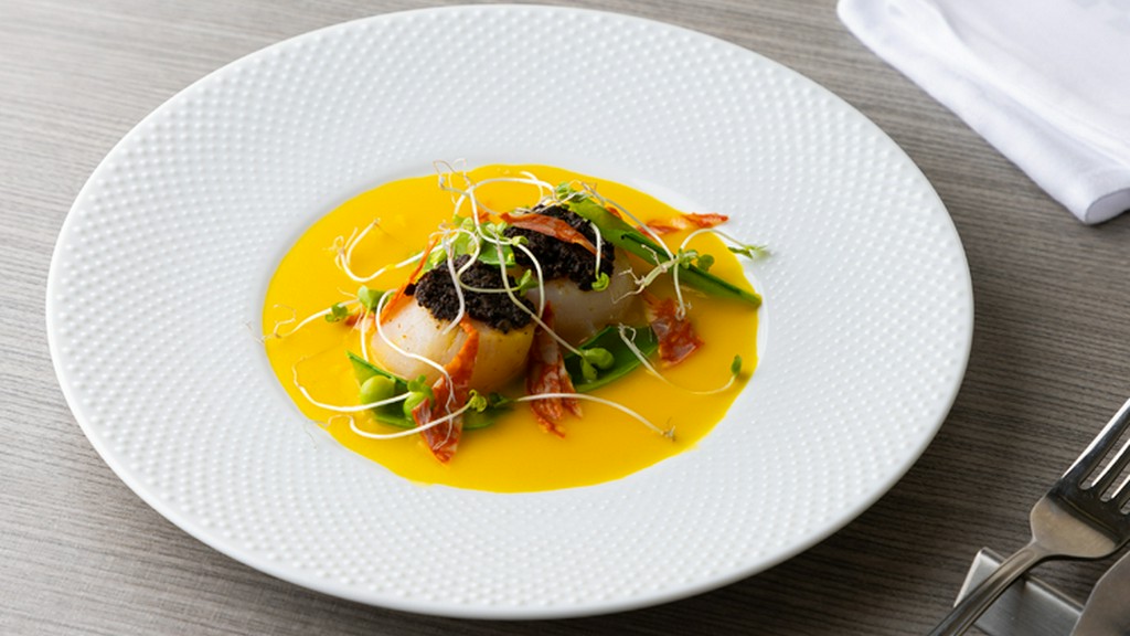 温前菜 かぼちゃのソースとほたて貝のポアレ 黒オリーブ添え