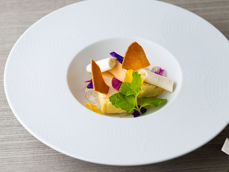 デザート ブラッドオレンジのパルフェ ローズマリーのジュレ添え