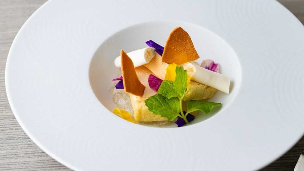 デザート ブラッドオレンジのパルフェ ローズマリーのジュレ添え