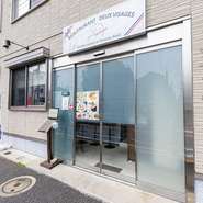 フレンチ・洋食を軸にしつつも、アットホームな雰囲気もお店の魅力。カウンター越しにシェフとのやりとりを交わしつつ、料理を楽しむことも【レストランドゥヴィサージュ】ならではの光景です。