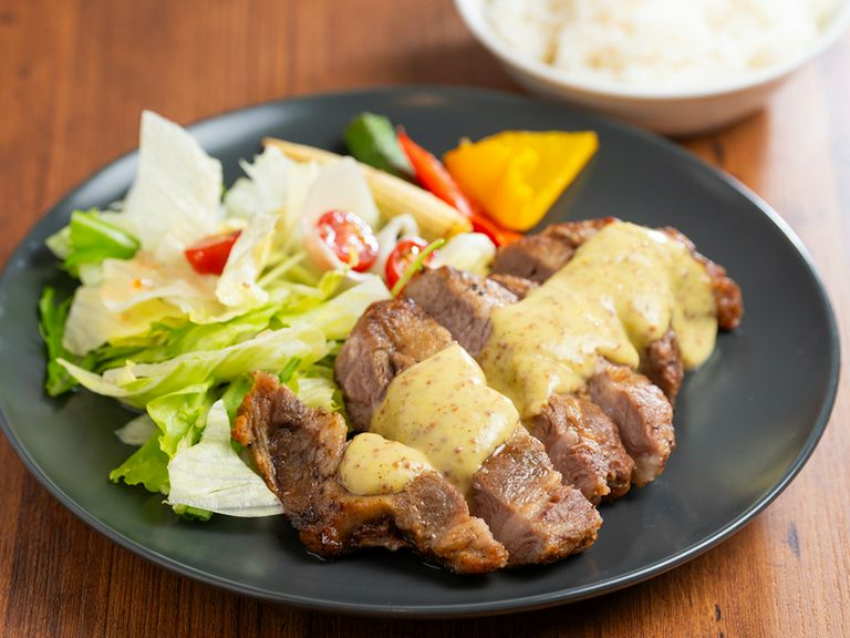 食べごたえ満点『豚ステーキハニーマスタードソース添え』