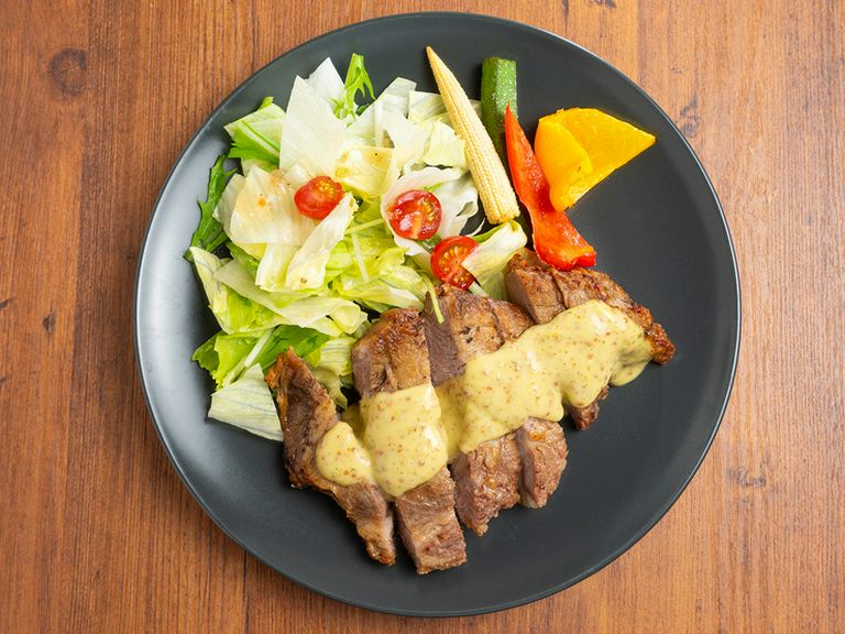 毎日仕入れる新鮮野菜をたっぷり。目と舌が喜ぶ一皿に