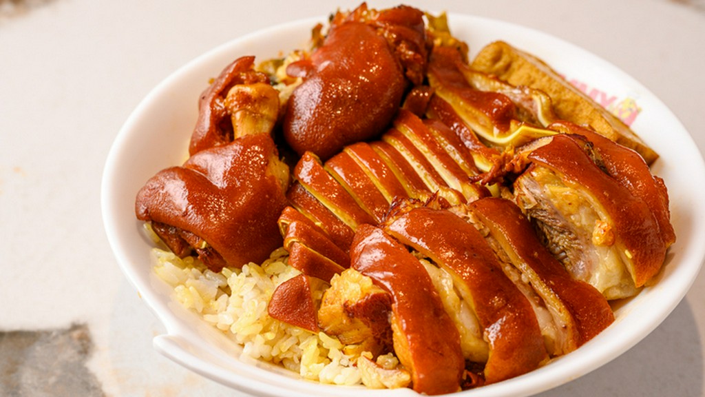 香辛料が織り成す濃厚な風味、肉厚でジューシーな『豚角煮丼三種盛り』