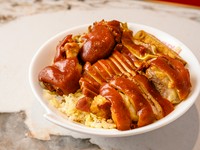 香辛料が織り成す濃厚な風味、肉厚でジューシーな『豚角煮丼三種盛り』