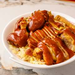 香辛料が織り成す濃厚な風味、肉厚でジューシーな『豚角煮丼三種盛り』