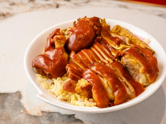 香辛料が織り成す濃厚な風味、肉厚でジューシーな『豚角煮丼三種盛り』