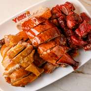 店自慢の『肉2種盛り』。皿にたっぷりと盛られたそのボリューム感は、食べる人の期待感を高め、見た目から満足感を与えます。飾らないおいしさを求める人にオススメです。
