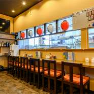 店内にはカウンター席が完備されており、お一人様でも気軽に立ち寄ることができます。特に、ちょっと慌ただしい平日のお昼どきにはカウンター席でサッと食べ終え、限られた時間を有効に使いませんか？