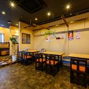家庭的な囲気の店内では、ゆったりくつろぐことができます。駐車場が完備されているため、車でのアクセスも非常に便利。会社の宴会や、友人同士、家族の食事にも利用しやすい環境が整っています。