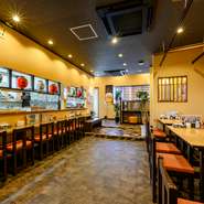 シェアしやすいメニューが豊富に揃っているので、二人の会話も弾むでしょう。ドライブ中の寄り道にもぴったり。アットホームな雰囲気の中で、おいしい料理をいただきます。