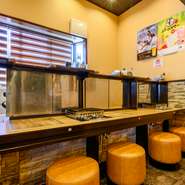 『たこ焼き』台を設けたテーブル席があります。その席でつくりながら食べることも、事前に調理された『たこ焼き』をその席で食べることも可能。食事の選択肢を広げることで、より自由で楽しい時間を提供しています。