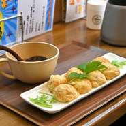 一つ一つがふわっとした食感と柔らかさを持ち、口の中でとろけていきます。特に際立つのは、スープのおいしさ。だしがしっかりと効いており、優しい生姜の味わいと共に口の中で広がります。