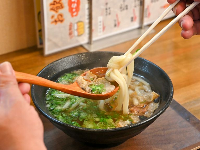 コシのある讃岐うどんが油かすのおいしさを引き立てる『油かすうどん』