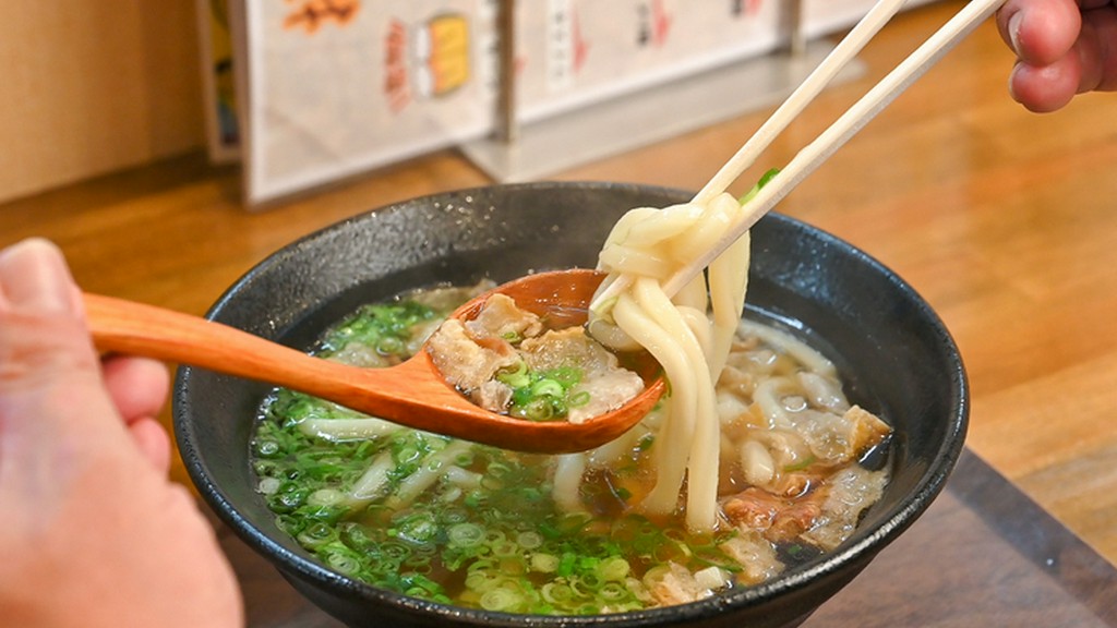 コシのある讃岐うどんが油かすのおいしさを引き立てる『油かすうどん』
