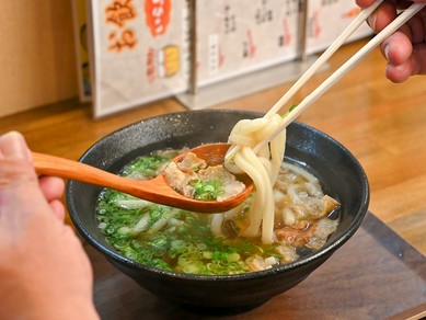 コシのある讃岐うどんが油かすのおいしさを引き立てる『油かすうどん』