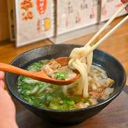 牛ホルモンをカリカリに揚げた「油かす」をたっぷり使用。その独特の風味と食感が、やみつきになります。秘伝のたれと讃岐うどんのだしが絶妙に絡み合い、深い旨みを生み出した一品。