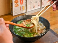 コシのある讃岐うどんが油かすのおいしさを引き立てる『油かすうどん』