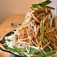 スープには、コチジャンなどを加えることでカスタマイズ可能。〆にうどんやご飯を投入して、スープをすべて飲み干します。キムチも加えれば、新たな風味が生まれて満足感も倍増！