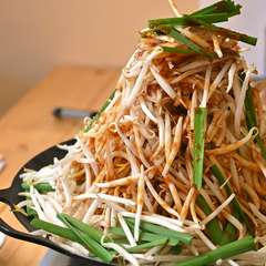 たっぷりの野菜と自家製の味噌ダレを基本にいろいろ楽しむ『てっちゃん鍋』