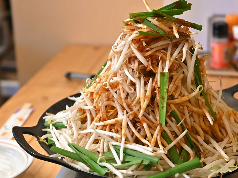 たっぷりの野菜と自家製の味噌ダレを基本にいろいろ楽しむ『てっちゃん鍋』