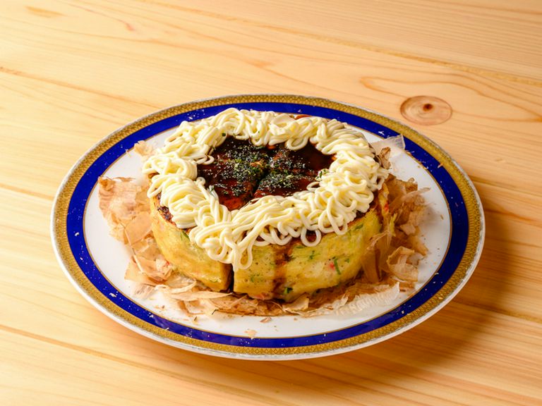 厚さ約5センチ。まるでケーキのような見た目の『お好み焼き』