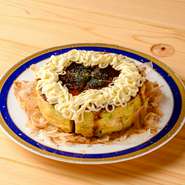 中はふわふわで、ボリュームも満点。最初に両面をしっかり焼き、次に半月形にカットして断面を焼くことで、中まで火を通ししっとりした口当たりを楽しめます。最後はマヨネーズを、クリームのようにトッピング。