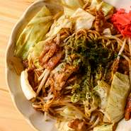 『お好み焼き』と『やきそば』のソースは、それぞれ自分で味をつくり上げています。さらに『明石焼き』や『うどん』のだしも、個々につくりわけてから使用。一つ一つの料理の味に、料理人のこだわりが感じられます。